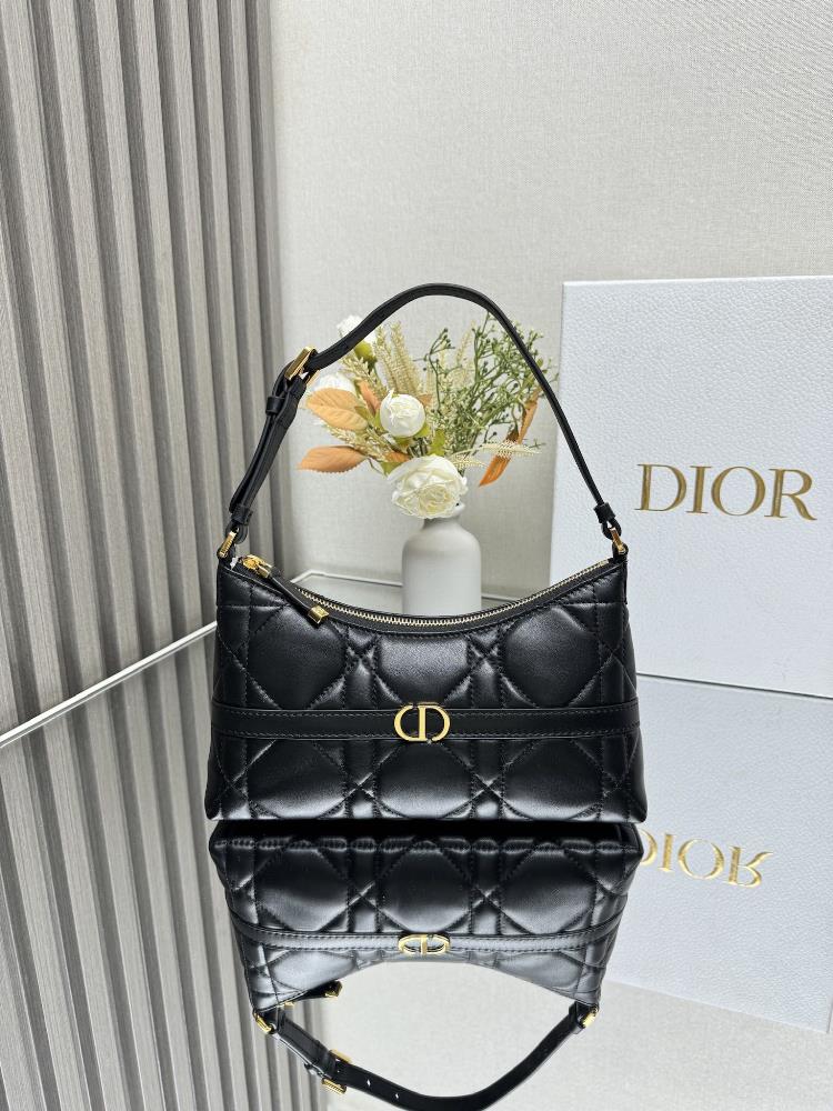 Miss Caro Mini One Shoulder Dumpling BunBlack sheepskin with oversized rattan grid patternThis mini shoulder dumpling bag is a new product in the earl