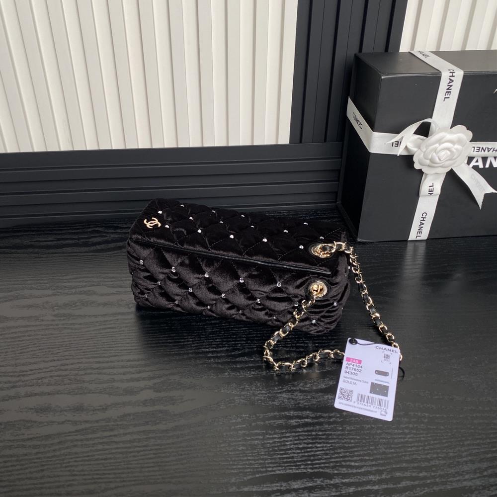 Chanel 24B Handbag AP4164 with a cool and luxurious feel autumn and winter velvet style that is irresistible Paired with rhinestone design it is l