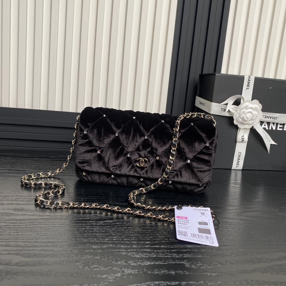 Chanel 24B Banquet Bag AP4159 with a cool and luxurious feel autumn and winter velvet style that is irresistible Paired with rhinestone design it