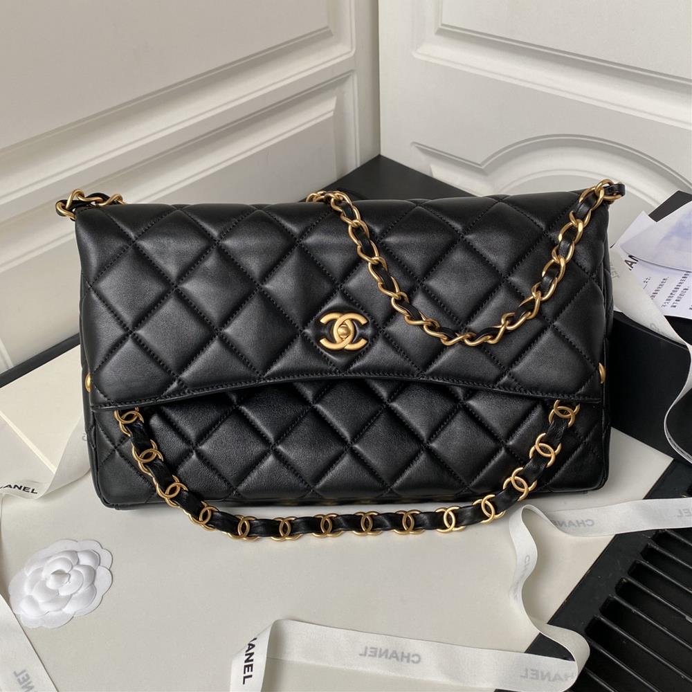 The Chanel 24P hobo bag model AS4777 is very lightweight and has a large capacity just like the previous hobo armpit chain The two chains can also b