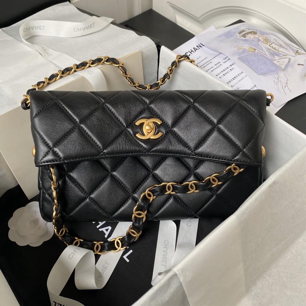 The Chanel 24P hobo bag model AS4754 is very lightweight and has a large capacity just like the previous hobo armpit chain The two chains can also b