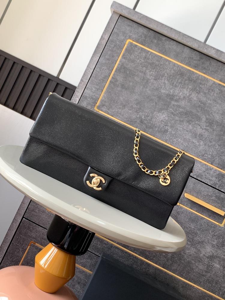 The large 5182HANEL24K black baguette bag is new Lets take a look at the lychee leather bag and the Tshaped one which is made of cowhide and lyche