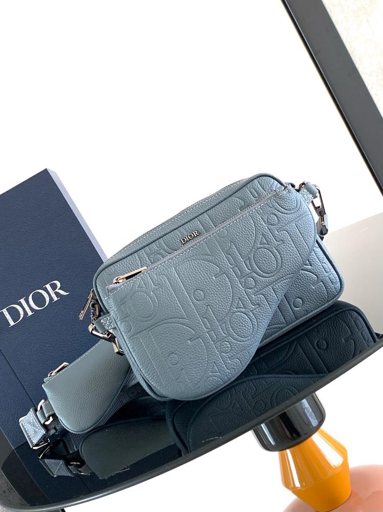 This saddle three piece handbag is designed to be eyecatching and versatile Dior Gravity printed effect leather uses embossing technology to delicat