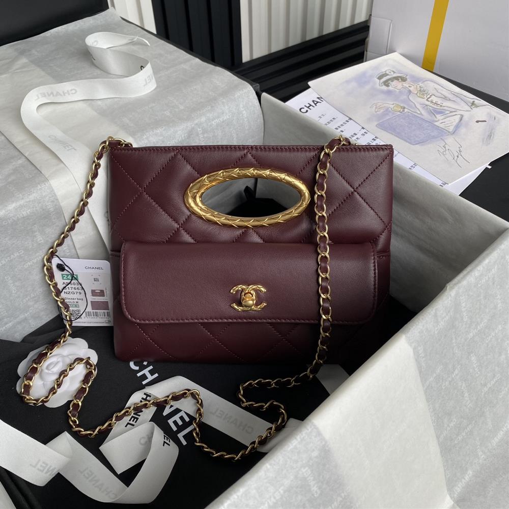 The Chanel 24B autumnwinter collection highend dinner bag AS5038 is made of soft and smooth lambskin material and the metal color scheme is clearly