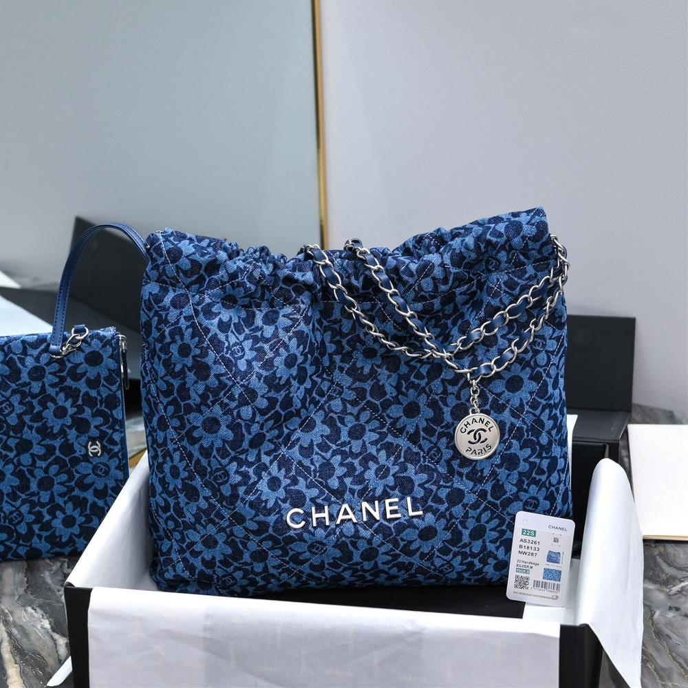 The medium size 24A 22bag has been released for many seasons and every print pattern is beautiful However this time the CHANEL logo embroidered wi