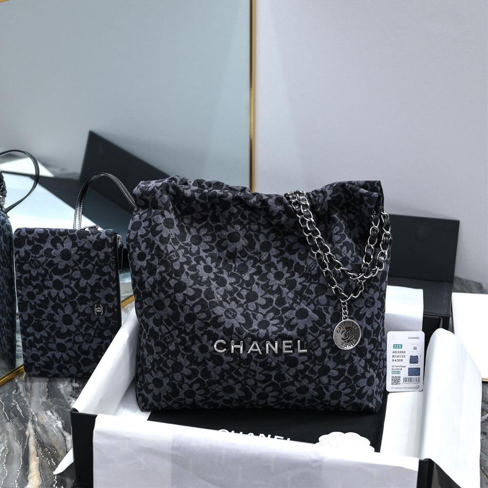 The small size 24A 22bag has been released for many seasons and every print pattern is beautiful However this time the CHANEL logo embroidered wit