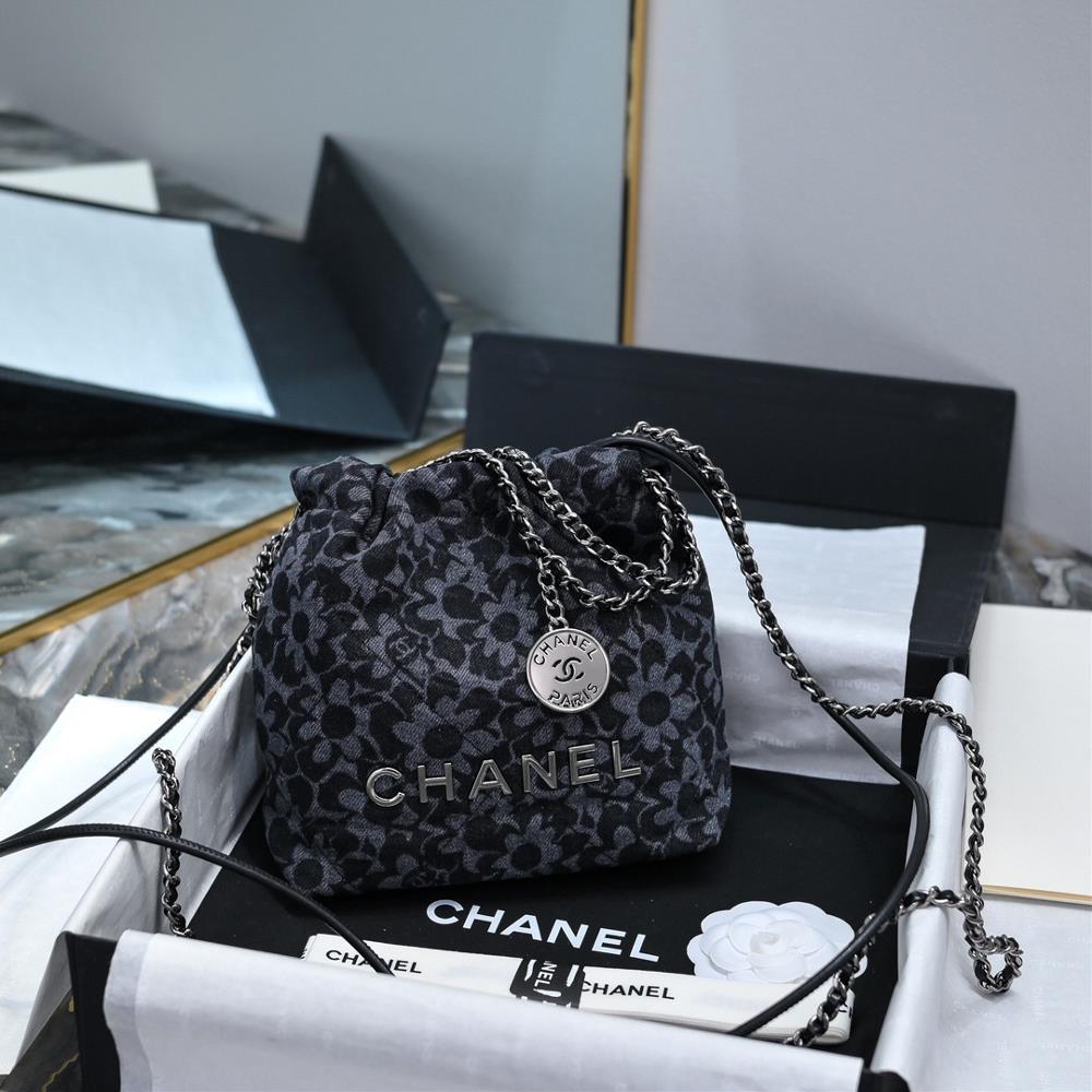 The mini 24A 22bag has been released for many seasons and every print pattern is beautiful However this time the CHANEL logo embroidered with flow