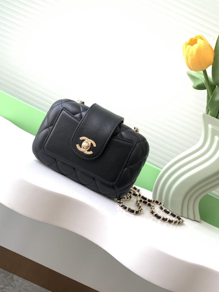 The 24K clip bag is a bag that the king actually carries every day While it is easy to pack the key is that the chain does not require additional ad