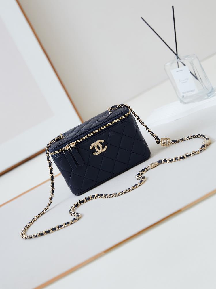 The 24K relief box bag with rhinestones and different happy classic styles have been released one after another The figure of the box bag is somewhat