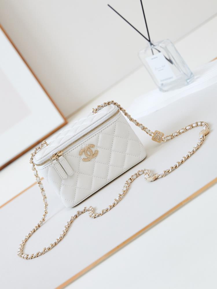 The 24K relief box bag with rhinestones and different happy classic styles have been released one after another The figure of the box bag is somewhat