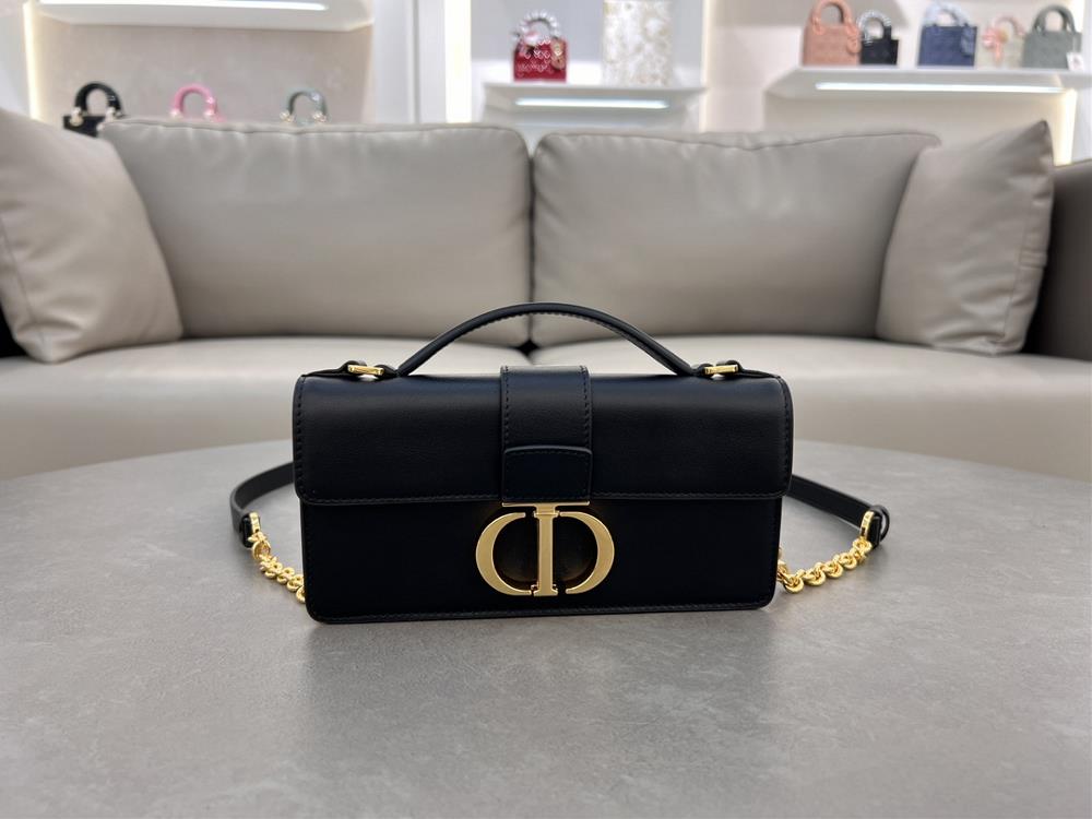 This Miss Montaigne mini chain handbag is a new product in the 2024 winter ready to wear collection practical yet elegant Made of black cowhideThe f