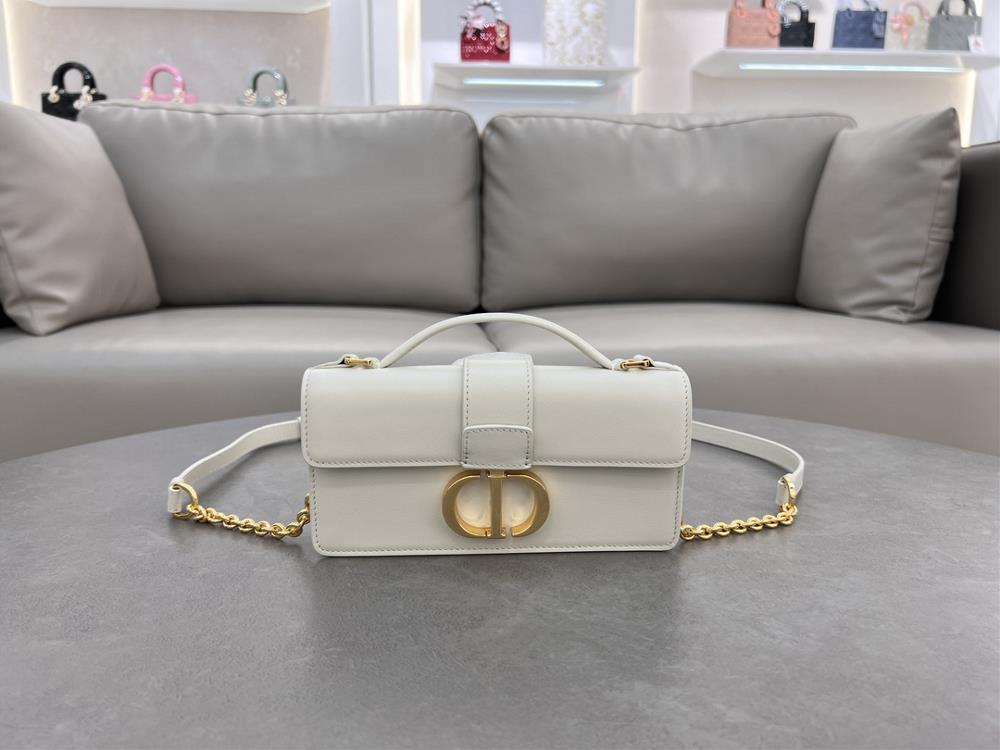 This Miss Montaigne mini chain handbag is a new product in the 2024 winter ready to wear collection practical yet elegant Using white cowhideThe fli