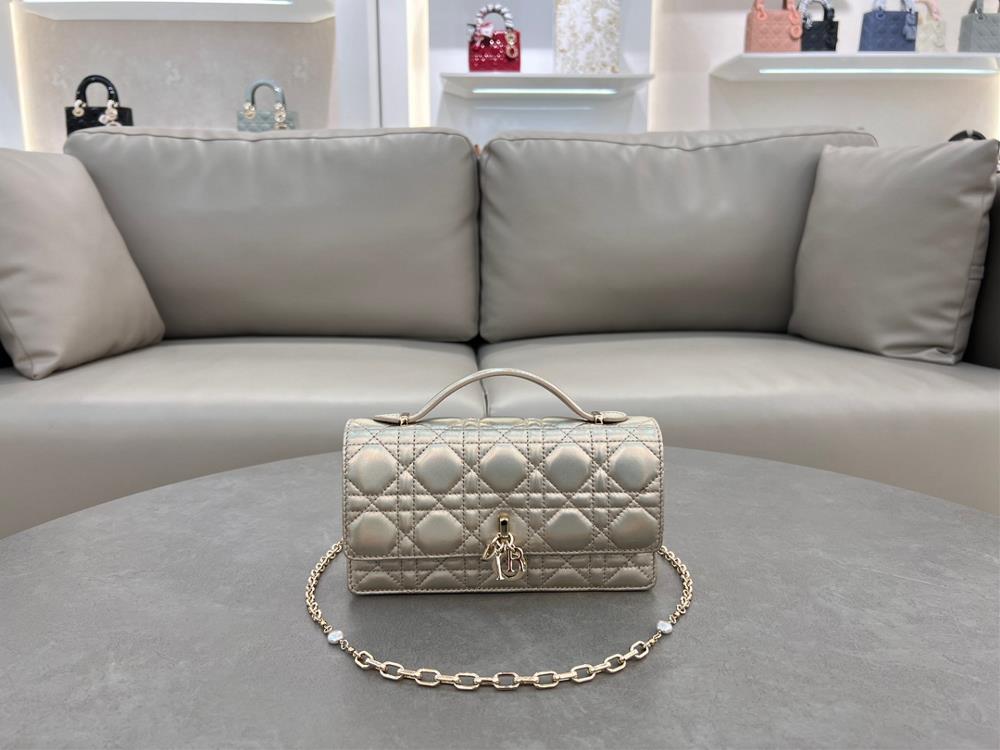 Lady Dior Pearl HandbagThis handbag is a new product of this season with a handle on the top elegant and practical making the Lady Dior collection