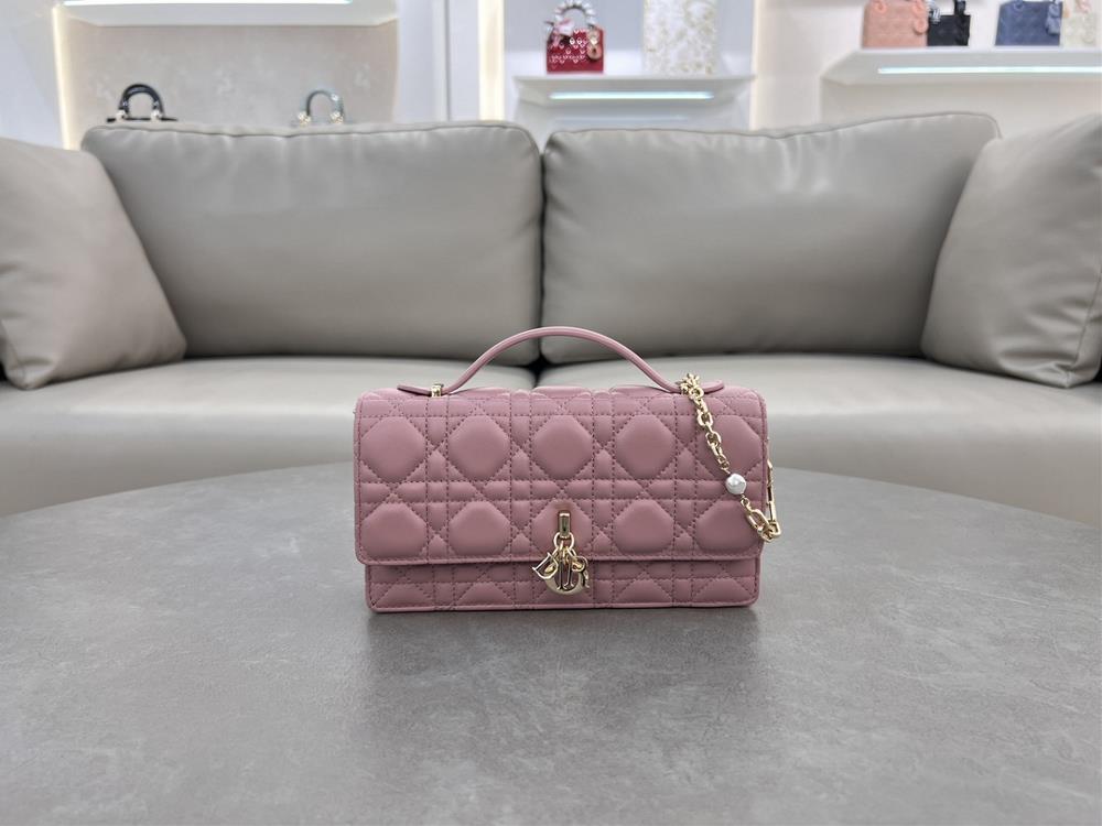 Lady Dior Pearl HandbagThis handbag is a new product of this season with a handle on the top elegant and practical making the Lady Dior collection