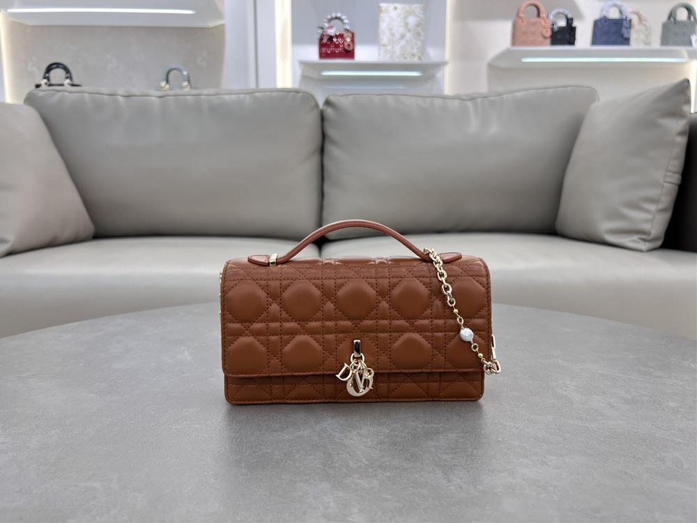 Lady Dior Pearl HandbagThis handbag is a new product of this season with a handle on the top elegant and practical making the Lady Dior collection