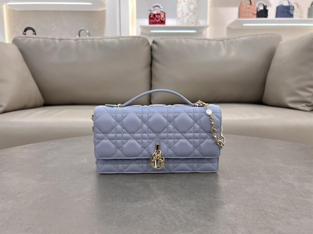 Lady Dior Pearl HandbagThis handbag is a new product of this season with a handle on the top elegant and practical making the Lady Dior collection