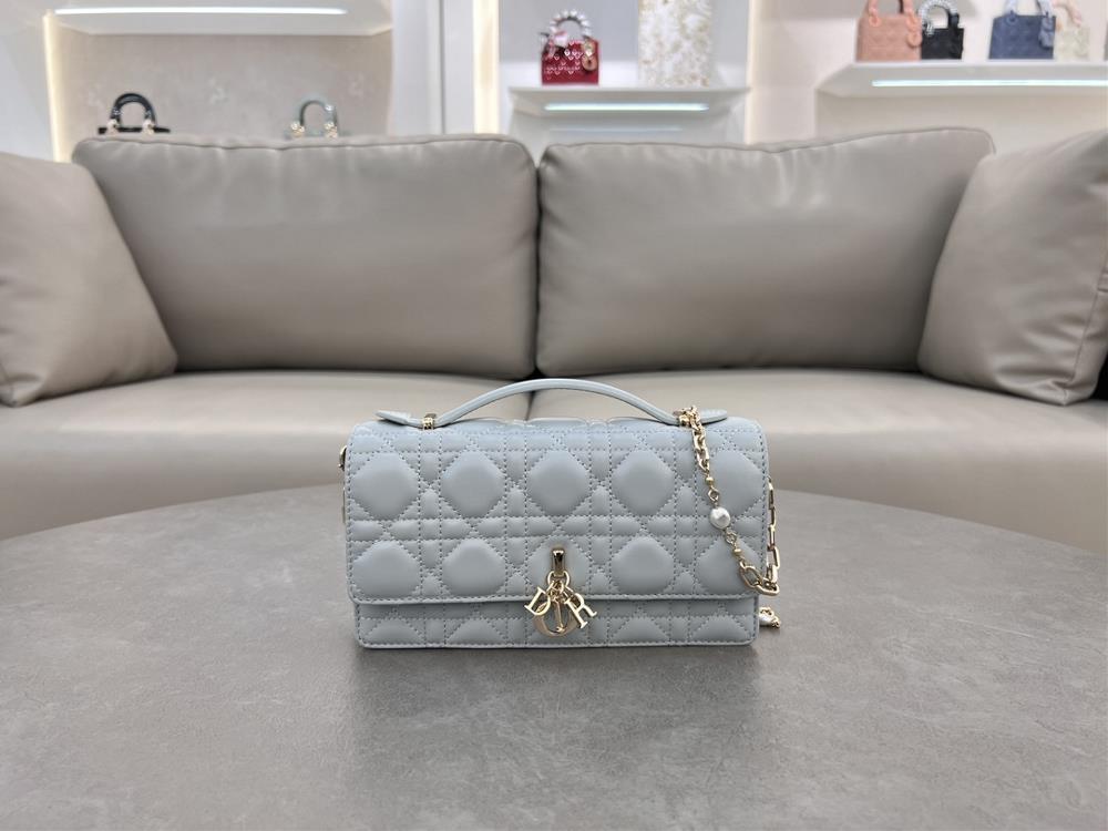 Lady Dior Pearl HandbagThis handbag is a new product of this season with a handle on the top elegant and practical making the Lady Dior collection