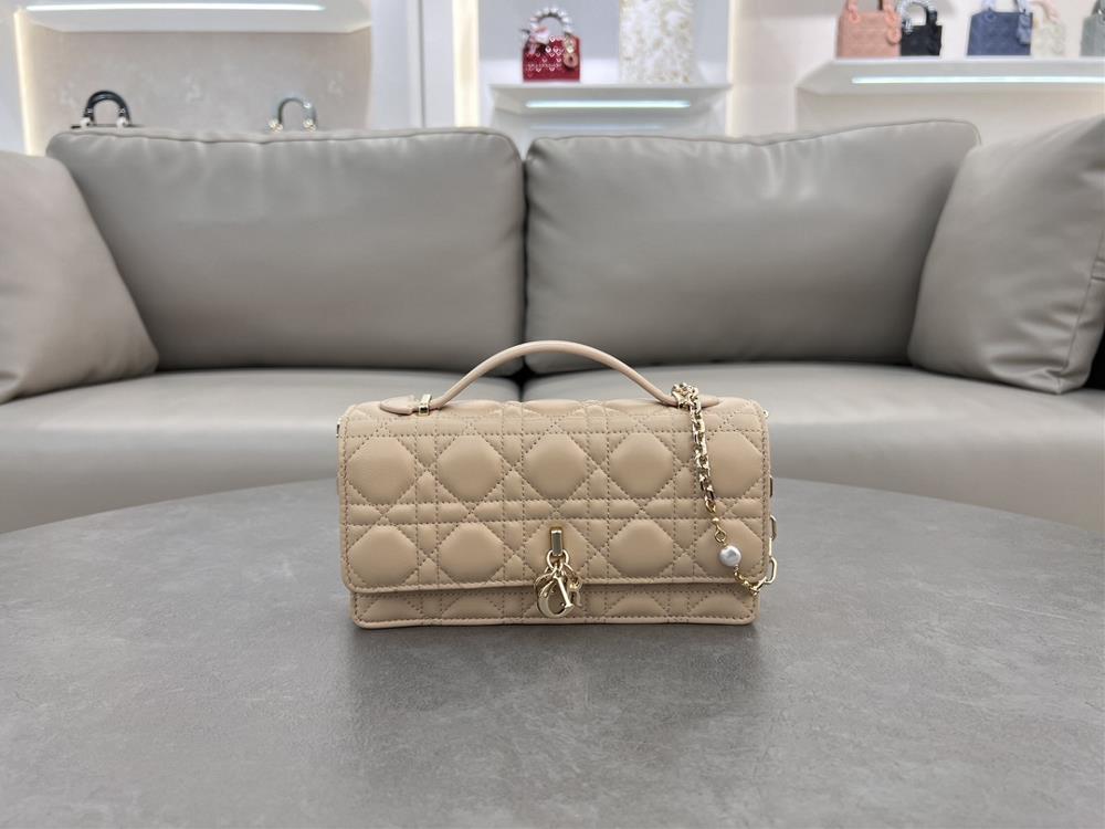 Lady Dior Pearl HandbagThis handbag is a new product of this season with a handle on the top elegant and practical making the Lady Dior collection