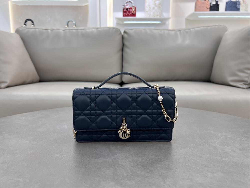 Lady Dior Pearl HandbagThis handbag is a new product of this season with a handle on the top elegant and practical making the Lady Dior collection