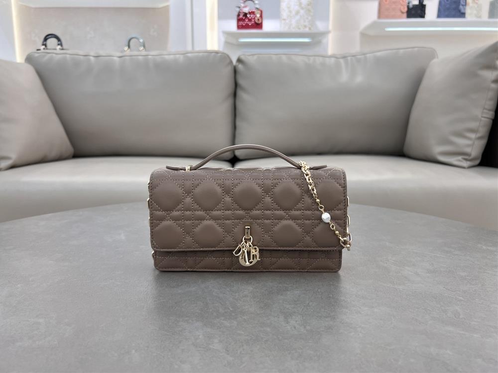 Lady Dior Pearl HandbagThis handbag is a new product of this season with a handle on the top elegant and practical making the Lady Dior collection