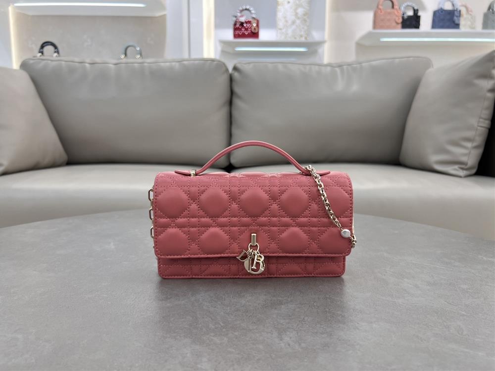 Lady Dior Pearl HandbagThis handbag is a new product of this season with a handle on the top elegant and practical making the Lady Dior collection