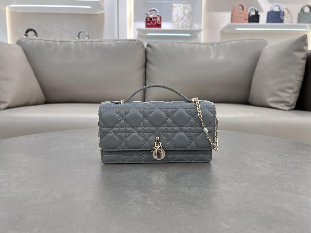 Lady Dior Pearl HandbagThis handbag is a new product of this season with a handle on the top elegant and practical making the Lady Dior collection