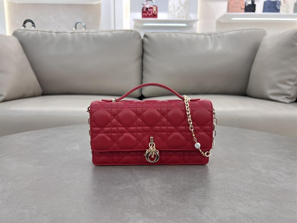 Lady Dior Pearl HandbagThis handbag is a new product of this season with a handle on the top elegant and practical making the Lady Dior collection