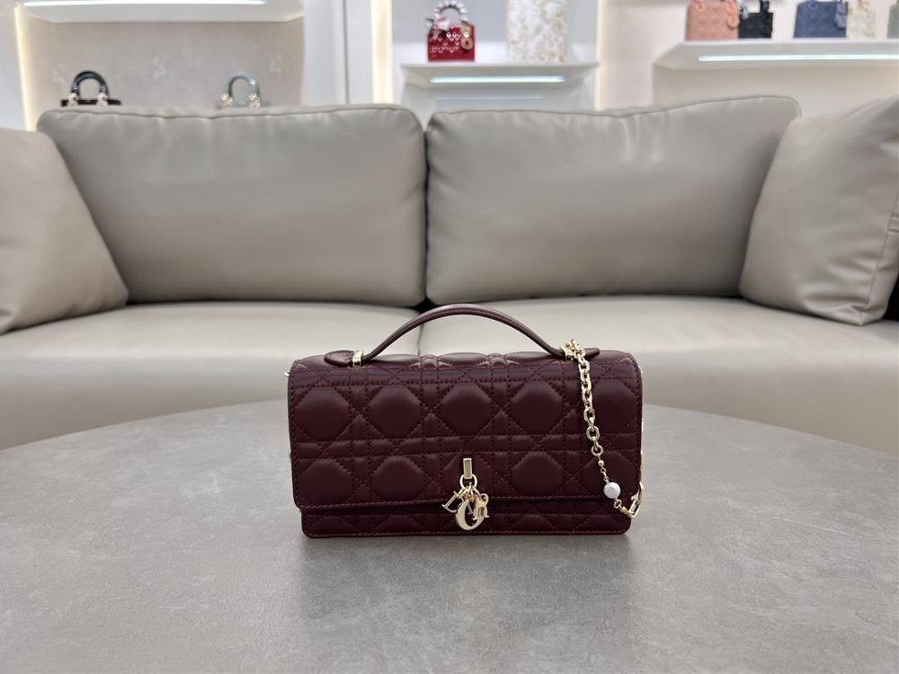 Lady Dior Pearl HandbagThis handbag is a new product of this season with a handle on the top elegant and practical making the Lady Dior collection