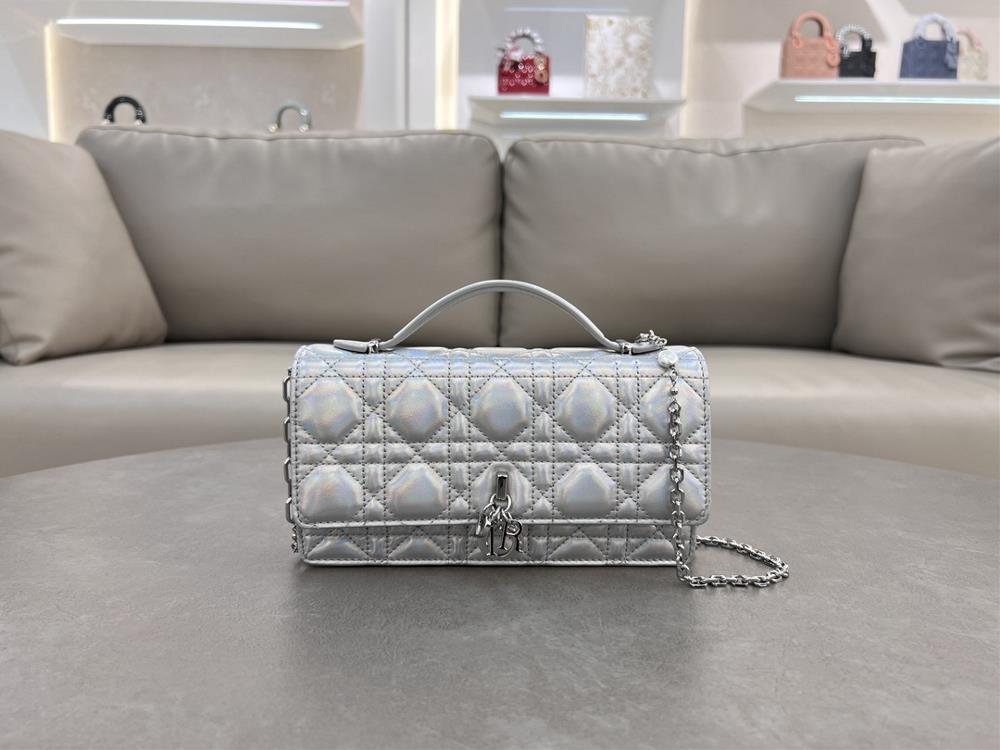 Lady Dior Pearl HandbagThis handbag is a new product of this season with a handle on the top elegant and practical making the Lady Dior collection