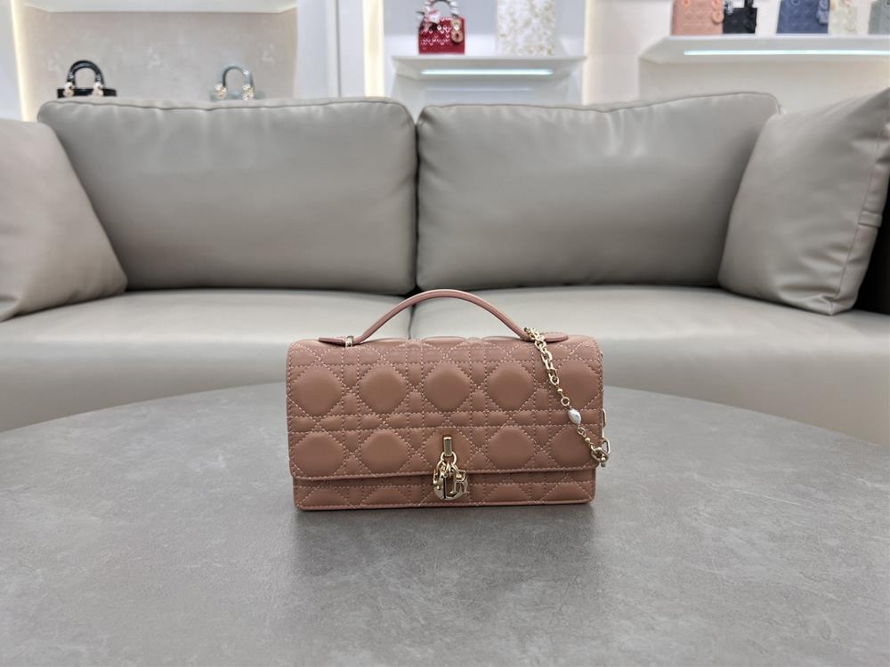 Lady Dior Pearl HandbagThis handbag is a new product of this season with a handle on the top elegant and practical making the Lady Dior collection