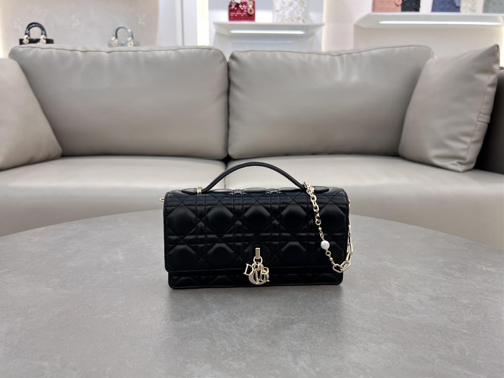 Lady Dior Pearl HandbagThis handbag is a new product of this season with a handle on the top elegant and practical making the Lady Dior collection