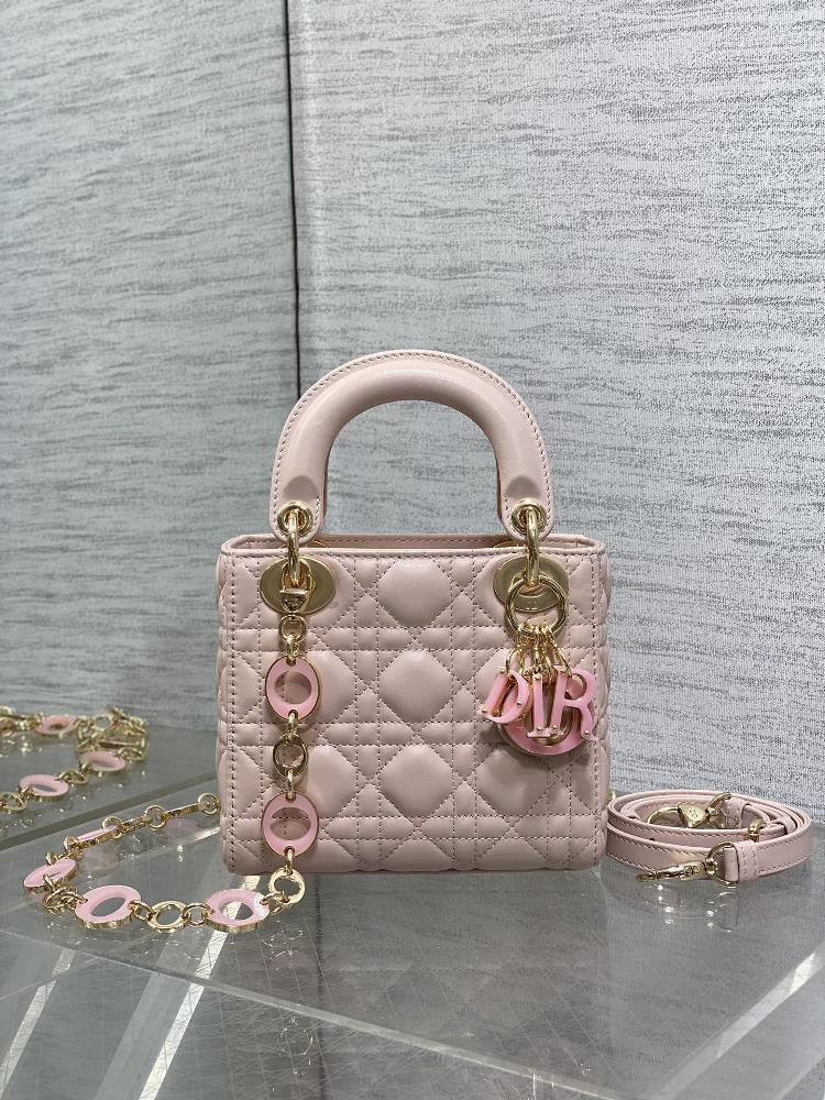 Dior Rouge Powder in StockLadys latest shoulder strap adorned with Lin Lang pendants the new shoulder strap is so beautiful that it allows Lady to