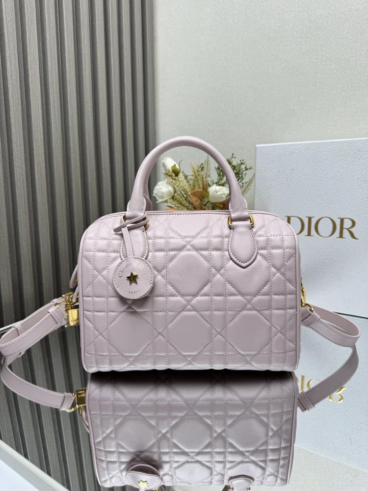 0 Boston Large 25cmThis Dior Groove 25 handbag is a new product in the 2024 winter ready to wear collection designed by Maria Grazia Chiuri elegant