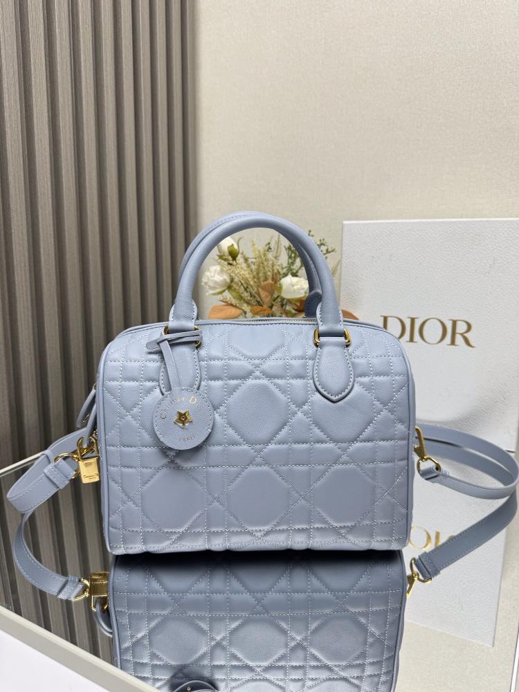 Boston Large 25cmThis Dior Groove 25 handbag is a new product in the 2024 winter ready to wear collection designed by Maria Grazia Chiuri elegant a