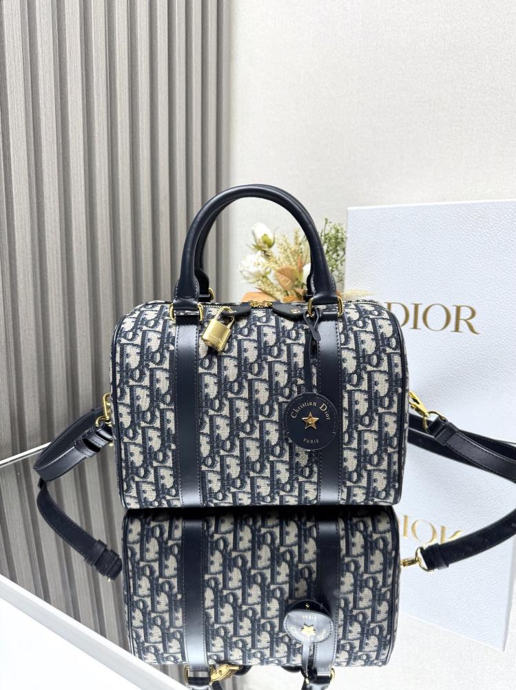 New Dior Groove 25cm Handbag Blue ObliqueThis Dior Groove 25 handbag is a new addition to the 2024 winter ready to wear collection adorned with golde