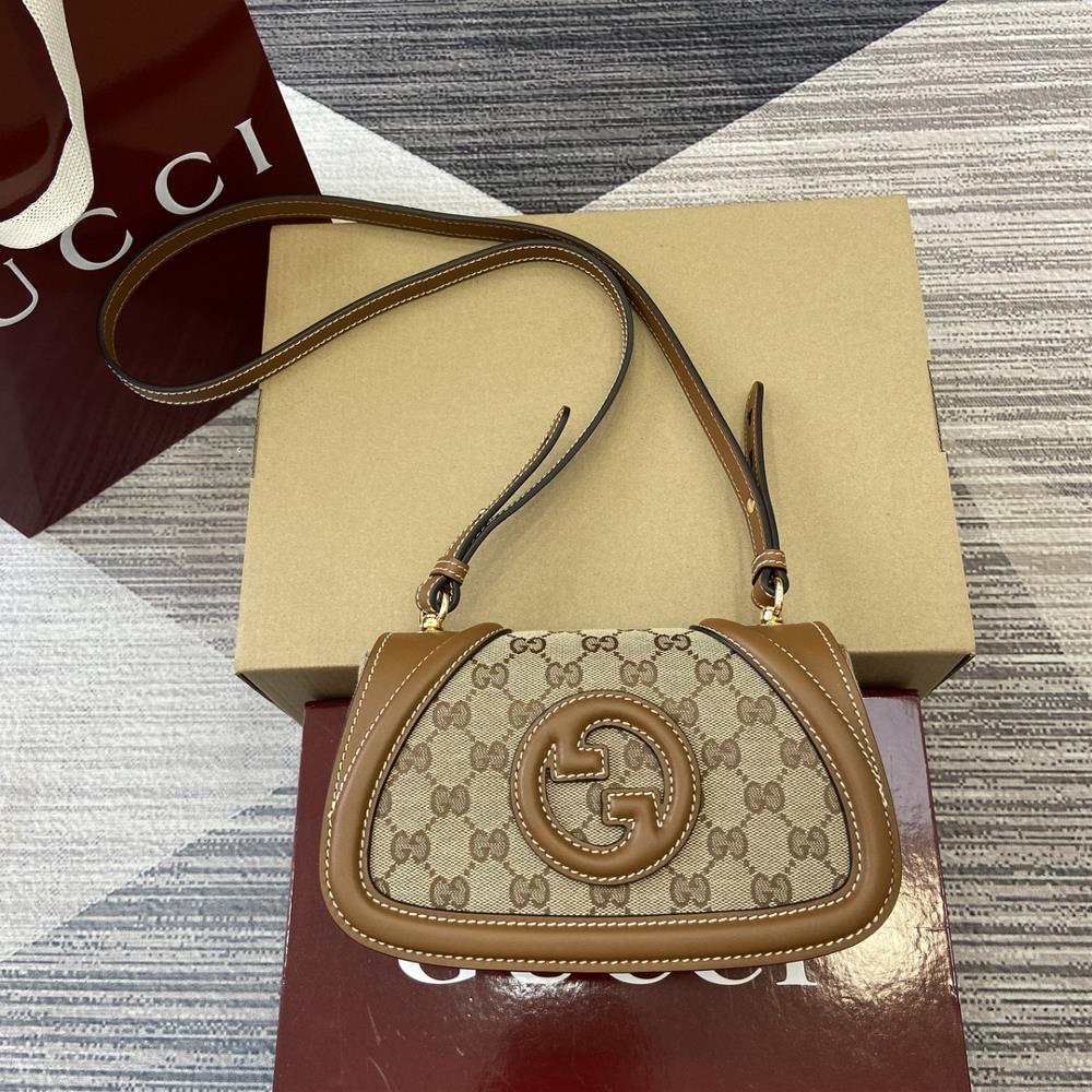 Comes with full packaging Gucci Blondie series mini shoulder backpackThe new Gucci Blondie handbag collection is adorned with the brands iconic log