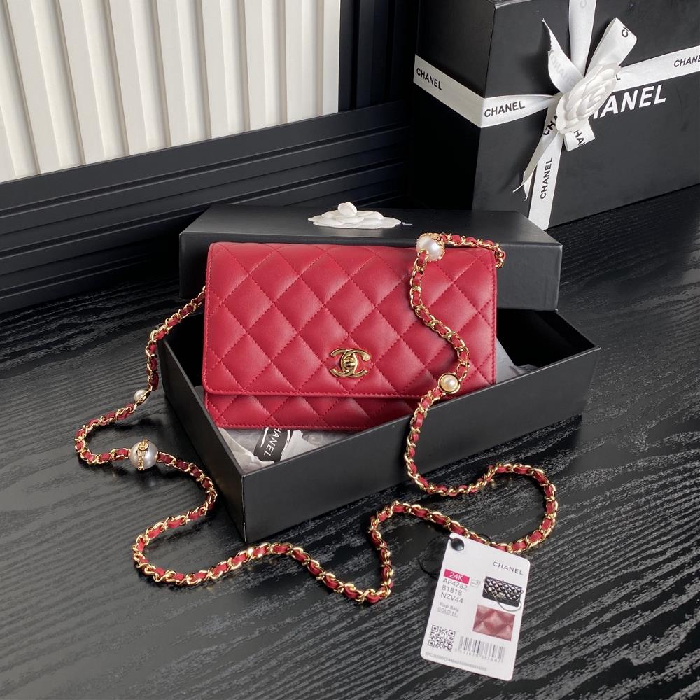 The Chanel 24K Pearl AP4282 WoC is super luxurious made of highquality sheepskin material with excellent glossiness and hand feel Whats even more