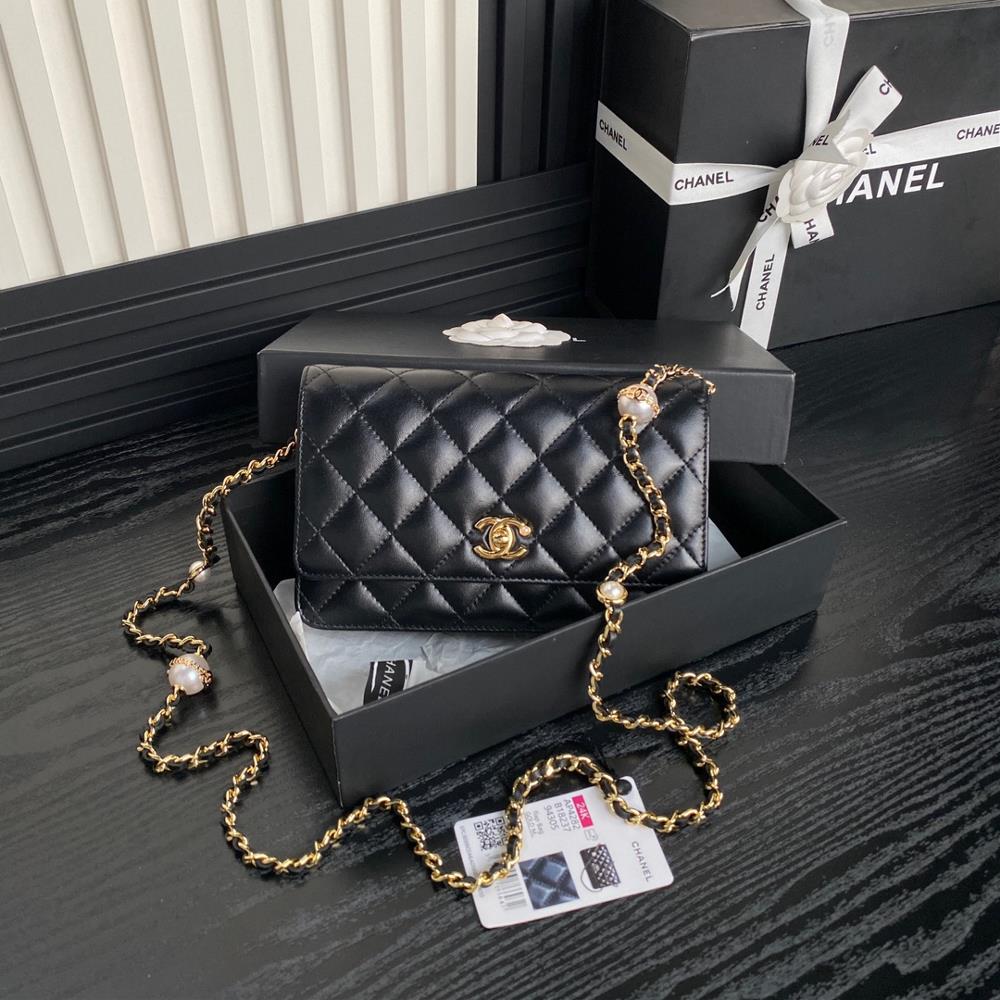 The Chanel 24K Pearl AP4282 WoC is super luxurious made of highquality sheepskin material with excellent glossiness and hand feel Whats even more