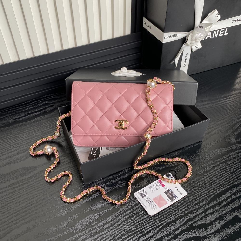 The Chanel 24K Pearl AP4282 WoC is super luxurious made of highquality sheepskin material with excellent glossiness and hand feel Whats even more