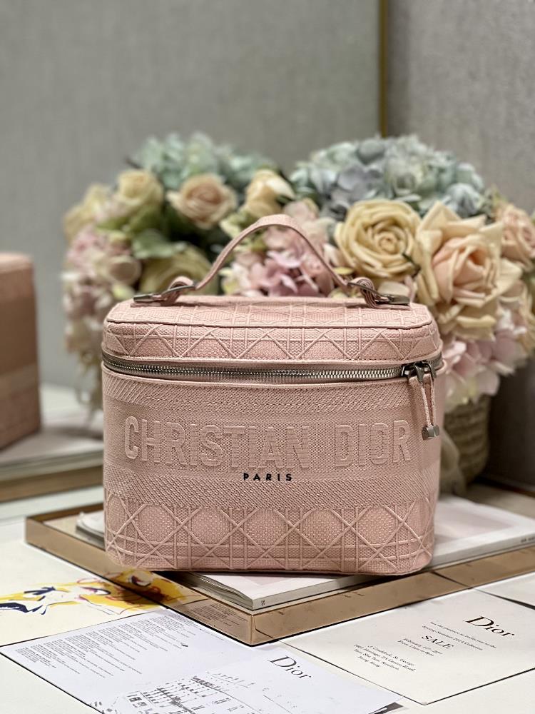 Pink Grid Large Makeup BagThe latest embroidered pink diamond grid makeup bag fell in love at first sight The round body of the bag is so pleasing a