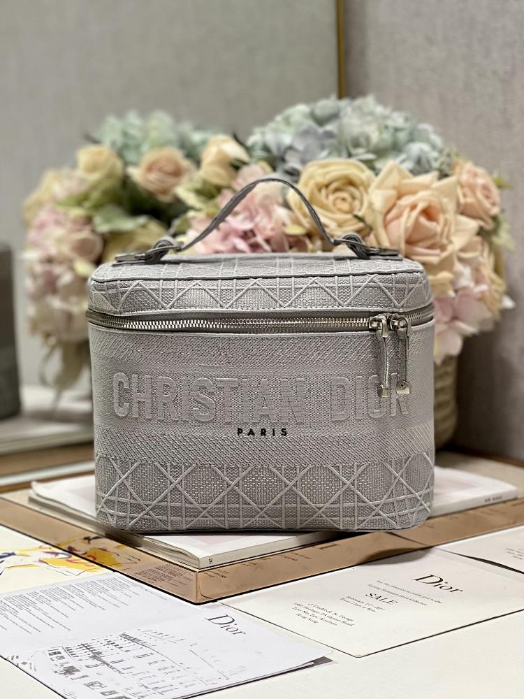 Grey Grid Large Makeup BagThe latest embroidered gray diamond grid makeup bag immediately falls for you The round body of the bag is so pleasing and