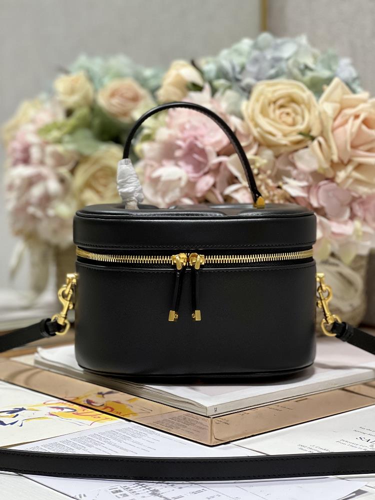 Diors new black makeup box bagThe design is more exquisite The exquisite design fully embodies Diors exquisite craftsmanship making it an ideal tr