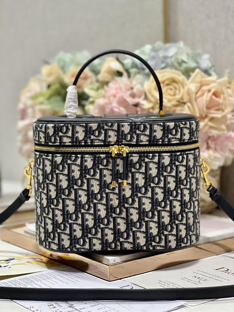 Dior New Large Blue D Makeup Box BagThe design is more exquisite The exquisite design fully embodies Diors exquisite craftsmanship making it an ide