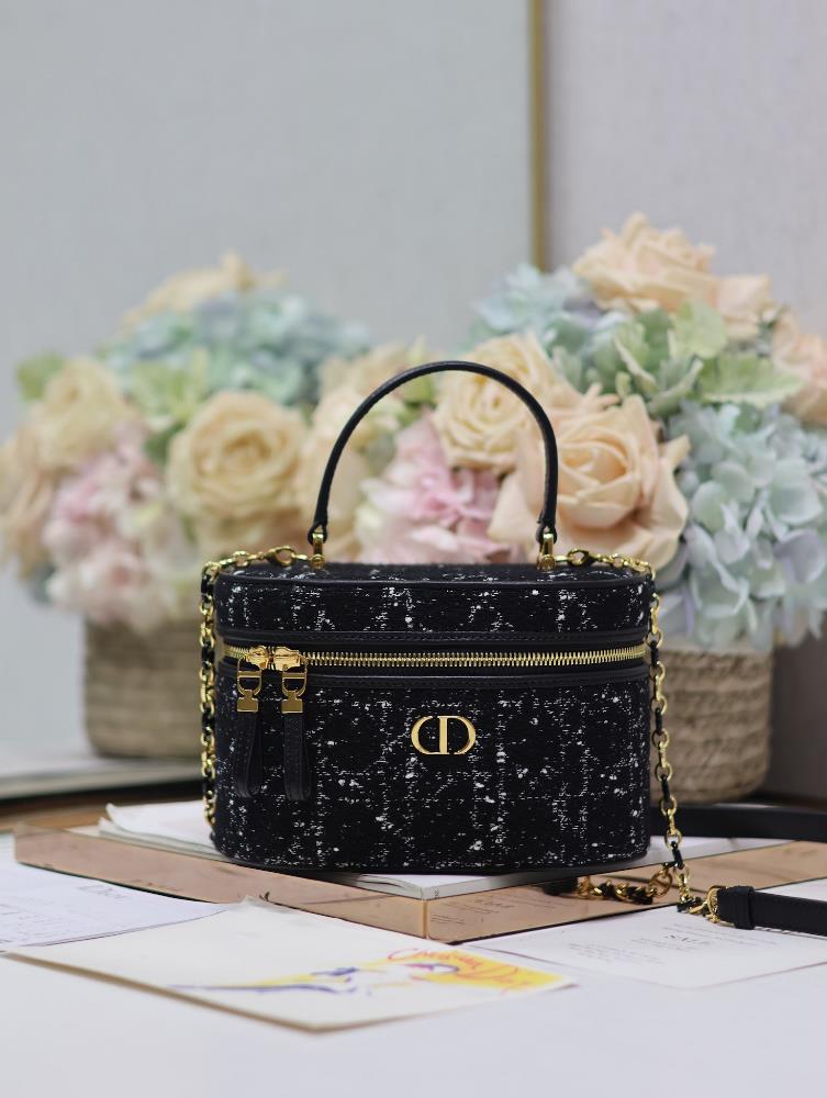 Dior 30 Montaigne small Vanity handbag with coarse black fabric and leatherThis 30 Montaigne small Vanity handbag is exquisitely designed combining p