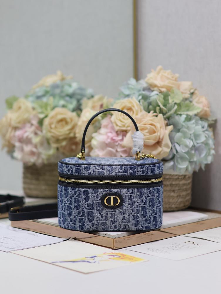 30 Montaigne small Vanity handbag denim blueThis 30 Montaigne small Vanity handbag is exquisitely designed combining practical functionality with ele