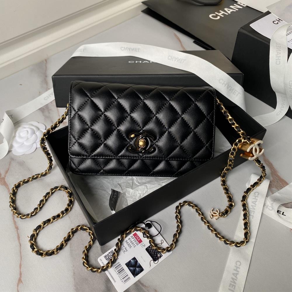 Chanel 24A Handmade Visit Series New Woc Ap3938 Sheepskin with Color Buckle is really exquisite The high aesthetic enamel logo and double C adjustabl