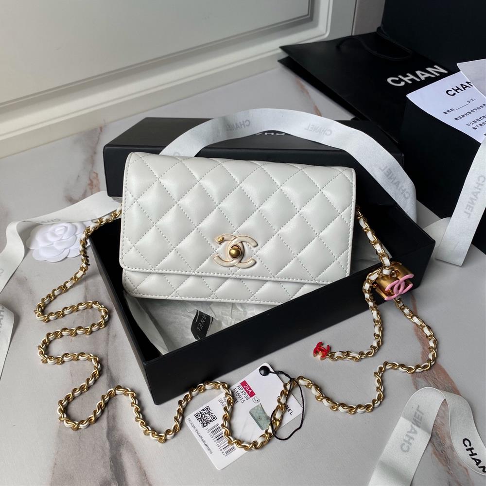 Chanel 24A Handmade Visit Series New Woc Ap3938 Sheepskin with Color Buckle is really exquisite The high aesthetic enamel logo and dual C adjustable