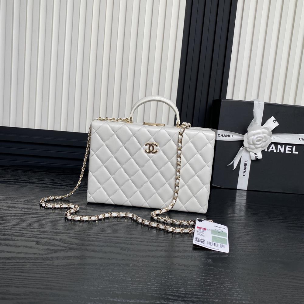 The Chanel 24k Makeup Bag AS5168 exudes a sense of luxury practicality and fashion Its a classic combination of light gold chain and sheepskin dou