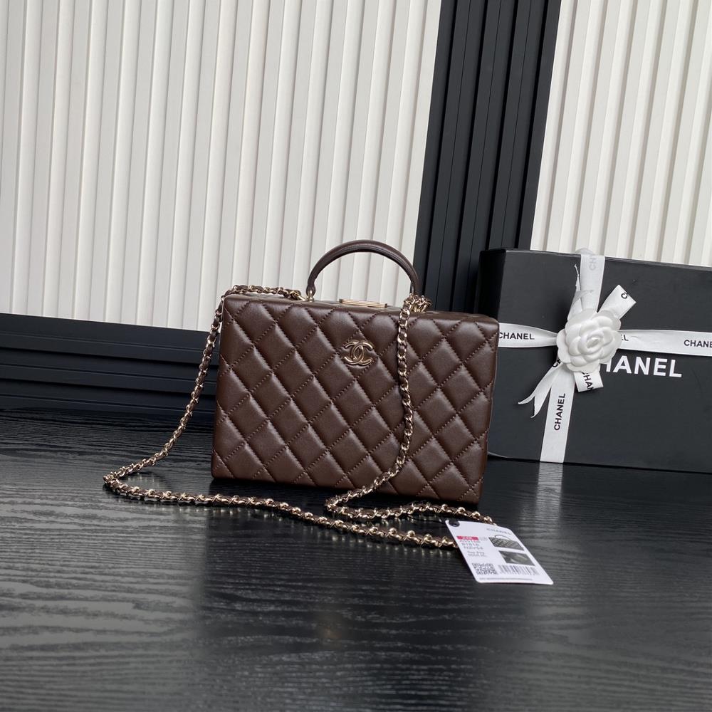 The Chanel 24k Makeup Bag AS5168 exudes a sense of luxury practicality and fashion Its a classic combination of light gold chain and sheepskin dou