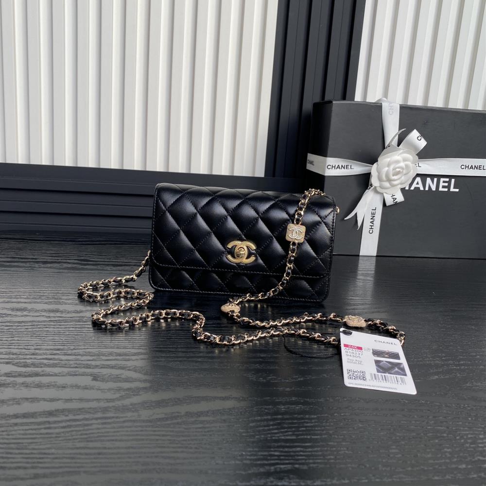 Chanel24K   The organ bag AP4300 embossed rhinestone chain is super expensive made of highquality sheepskin material with super good glossiness and